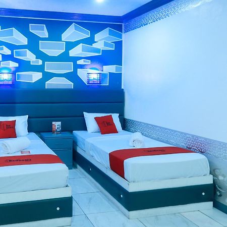 Reddoorz Plus @ Castle Chateau Iloilo Esterno foto