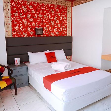 Reddoorz Plus @ Castle Chateau Iloilo Esterno foto