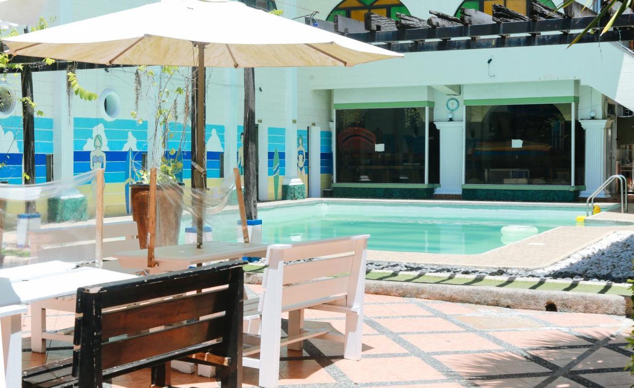 Reddoorz Plus @ Castle Chateau Iloilo Esterno foto