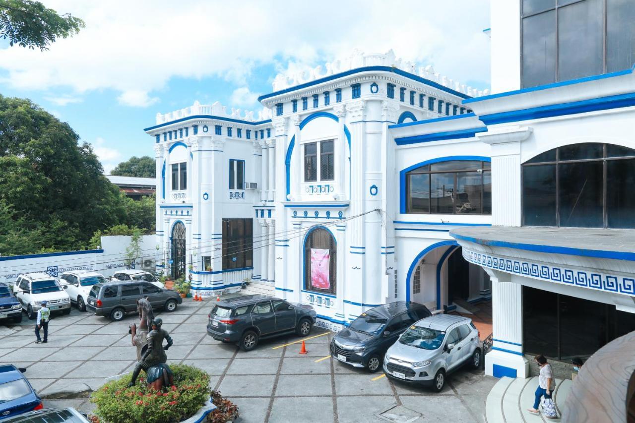 Reddoorz Plus @ Castle Chateau Iloilo Esterno foto