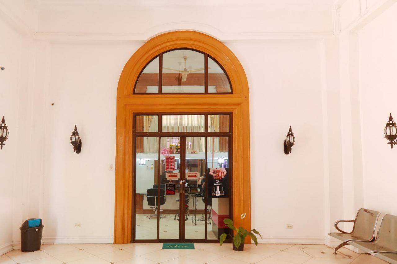 Reddoorz Plus @ Castle Chateau Iloilo Esterno foto
