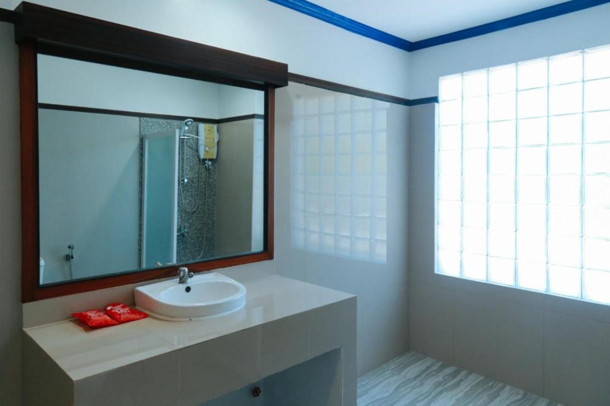Reddoorz Plus @ Castle Chateau Iloilo Esterno foto