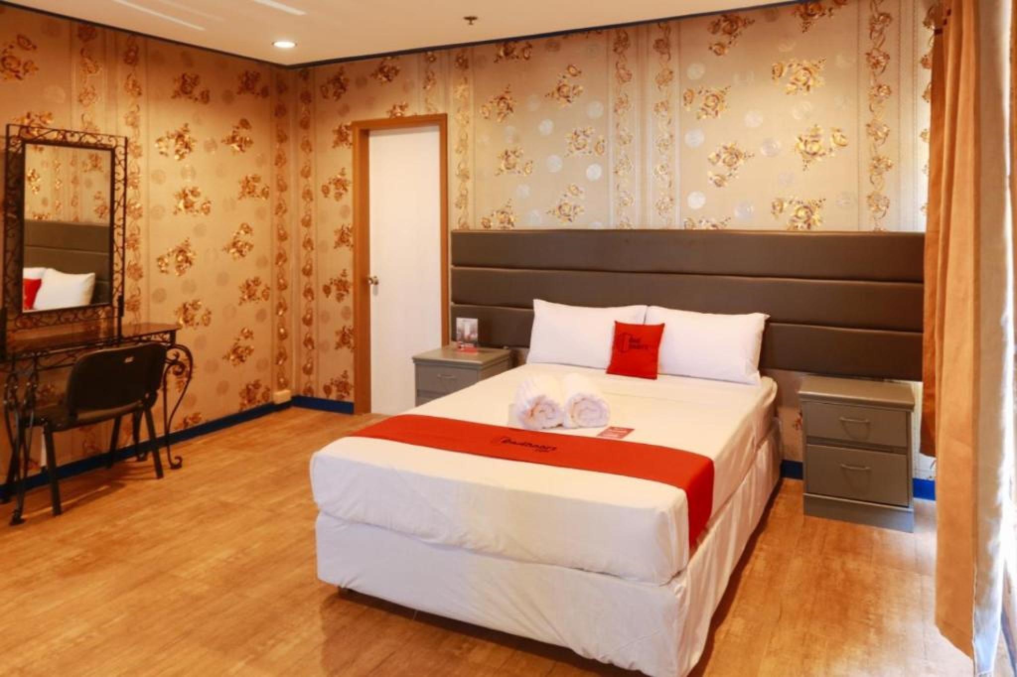 Reddoorz Plus @ Castle Chateau Iloilo Esterno foto