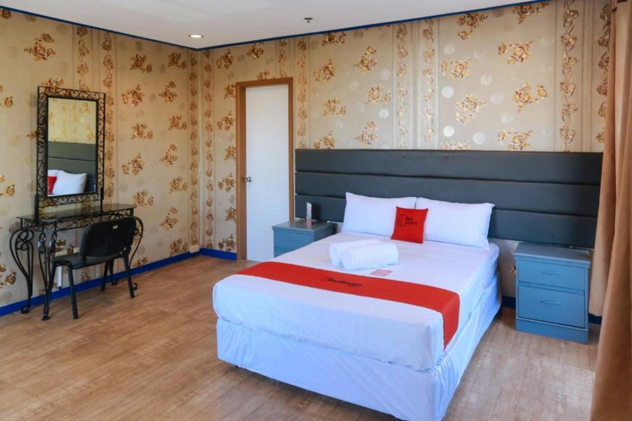 Reddoorz Plus @ Castle Chateau Iloilo Esterno foto