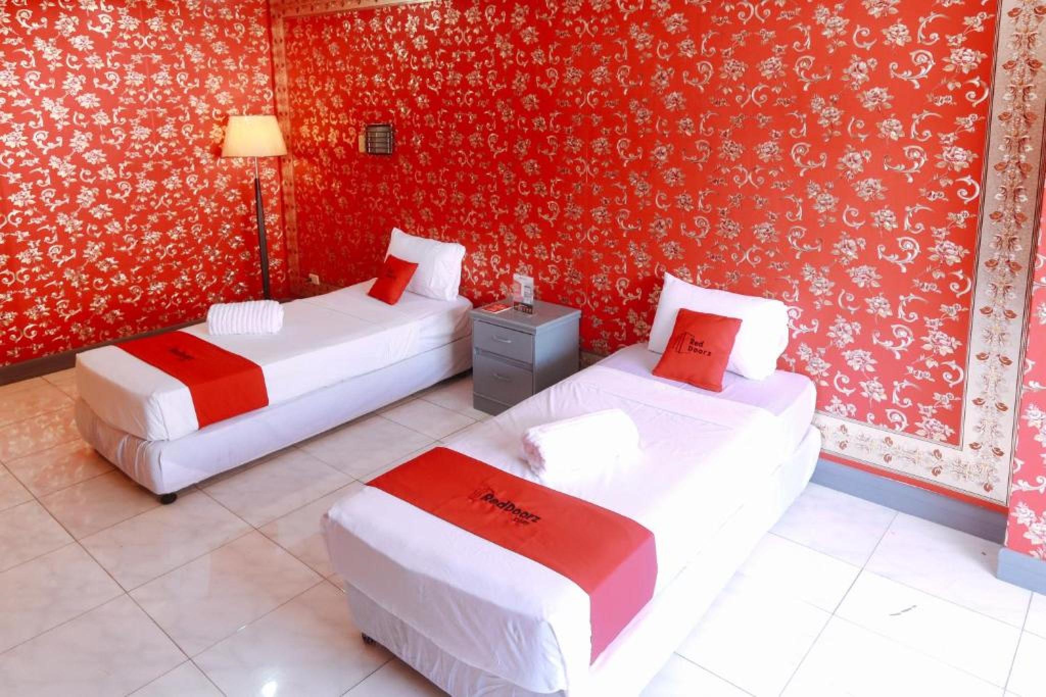 Reddoorz Plus @ Castle Chateau Iloilo Esterno foto