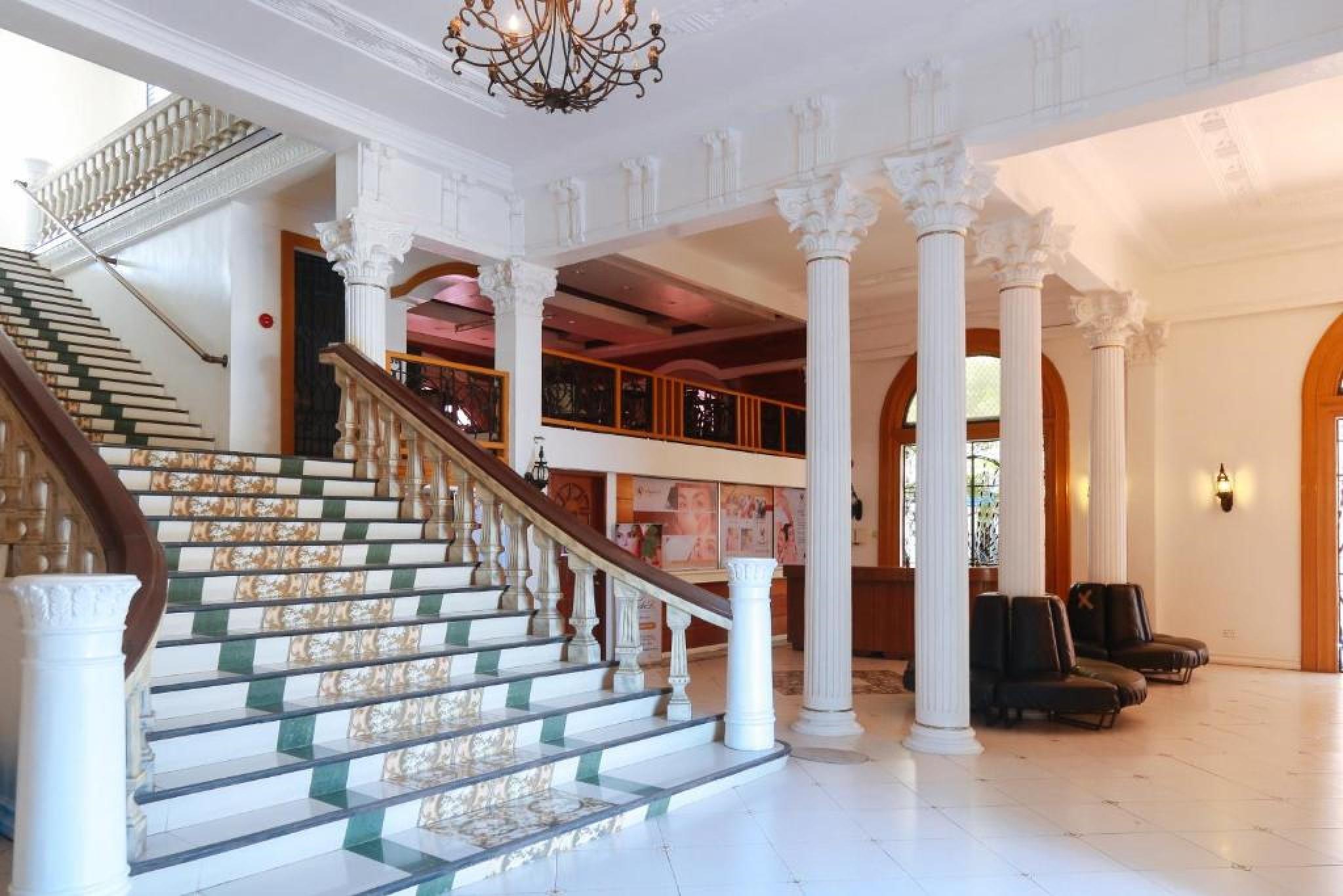 Reddoorz Plus @ Castle Chateau Iloilo Esterno foto