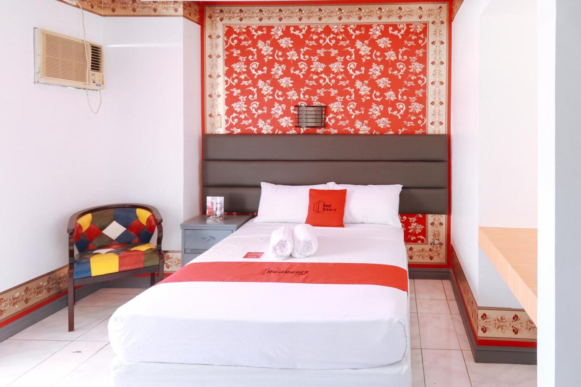 Reddoorz Plus @ Castle Chateau Iloilo Esterno foto