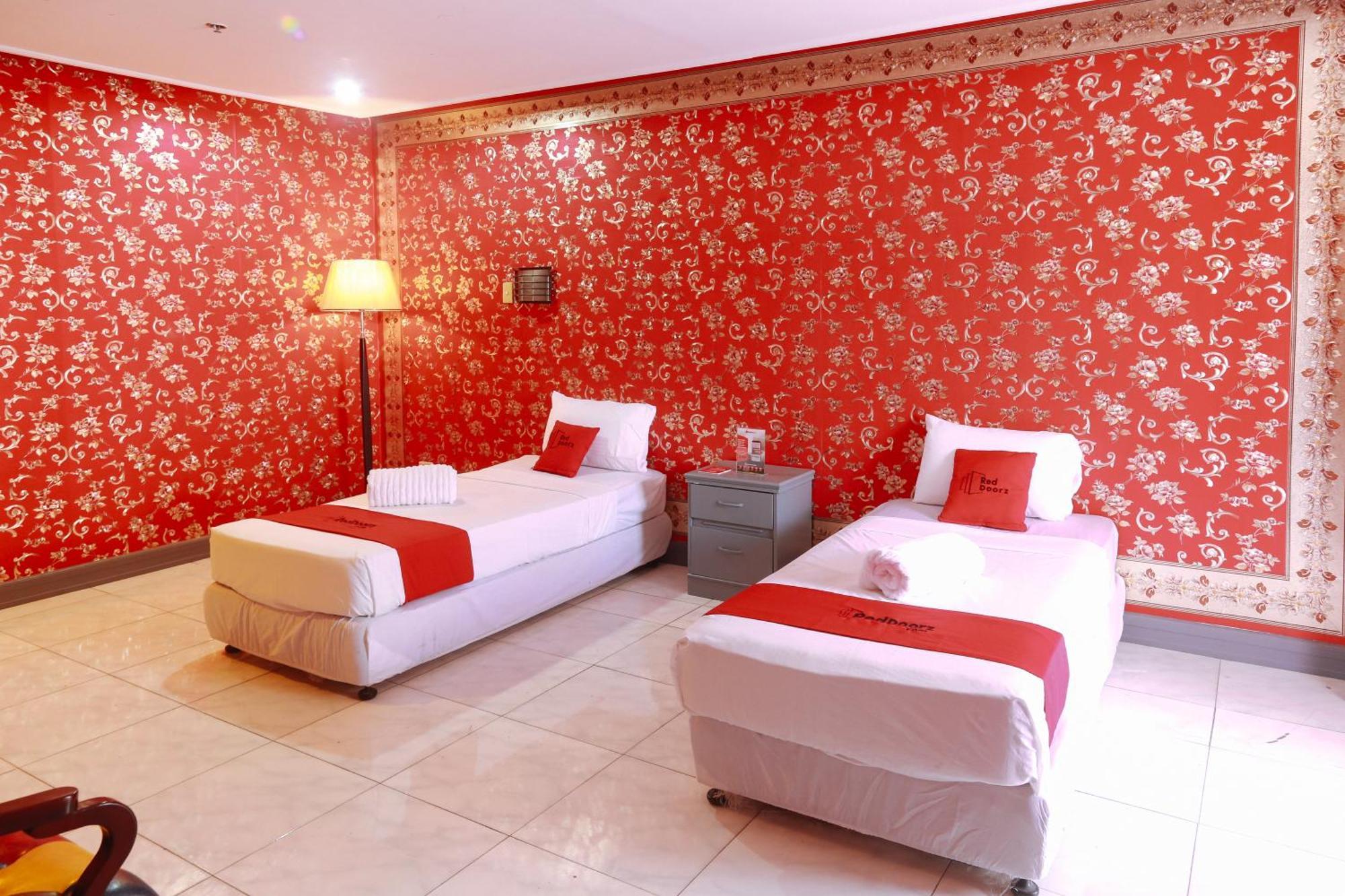 Reddoorz Plus @ Castle Chateau Iloilo Esterno foto