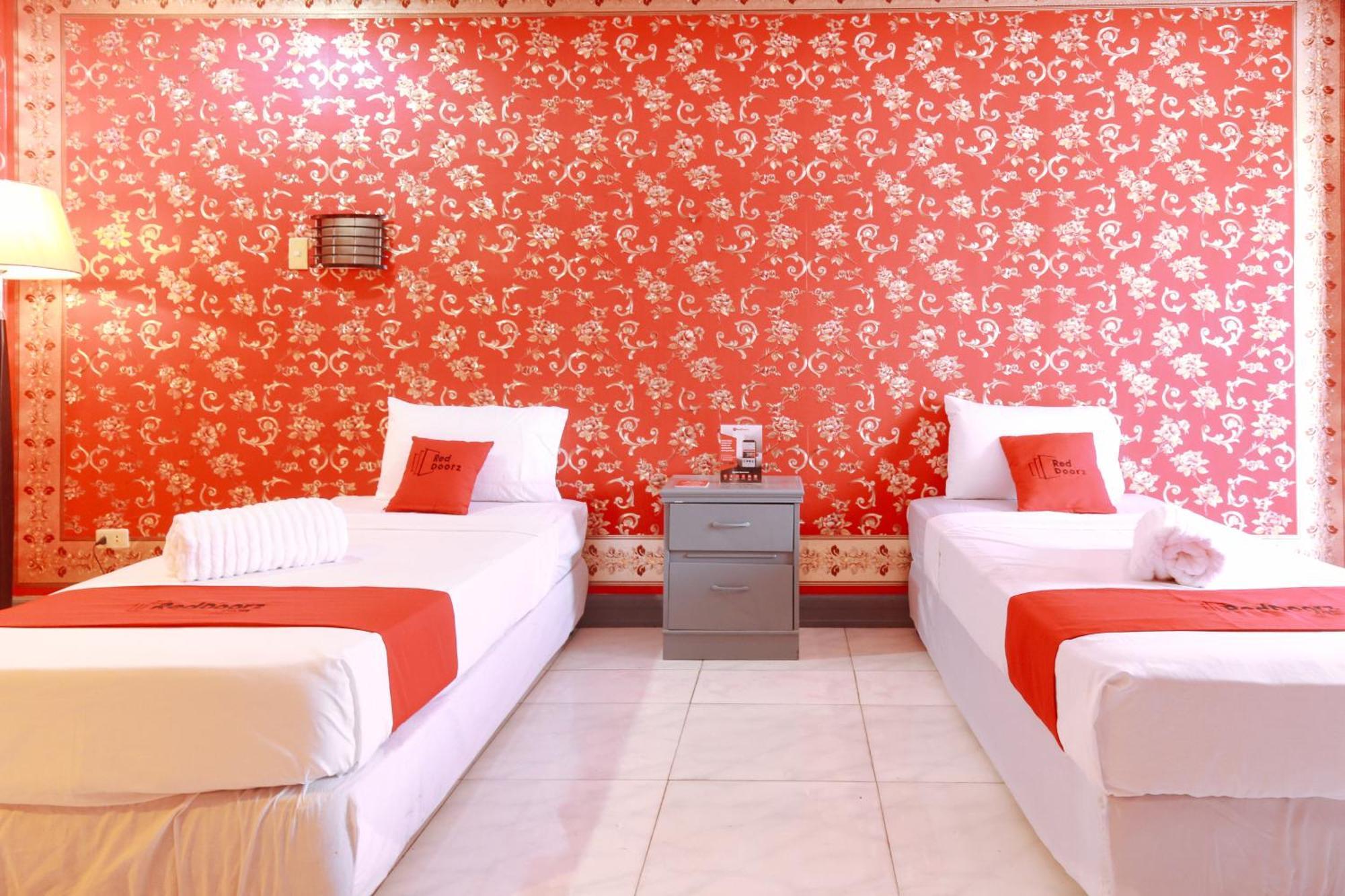 Reddoorz Plus @ Castle Chateau Iloilo Esterno foto