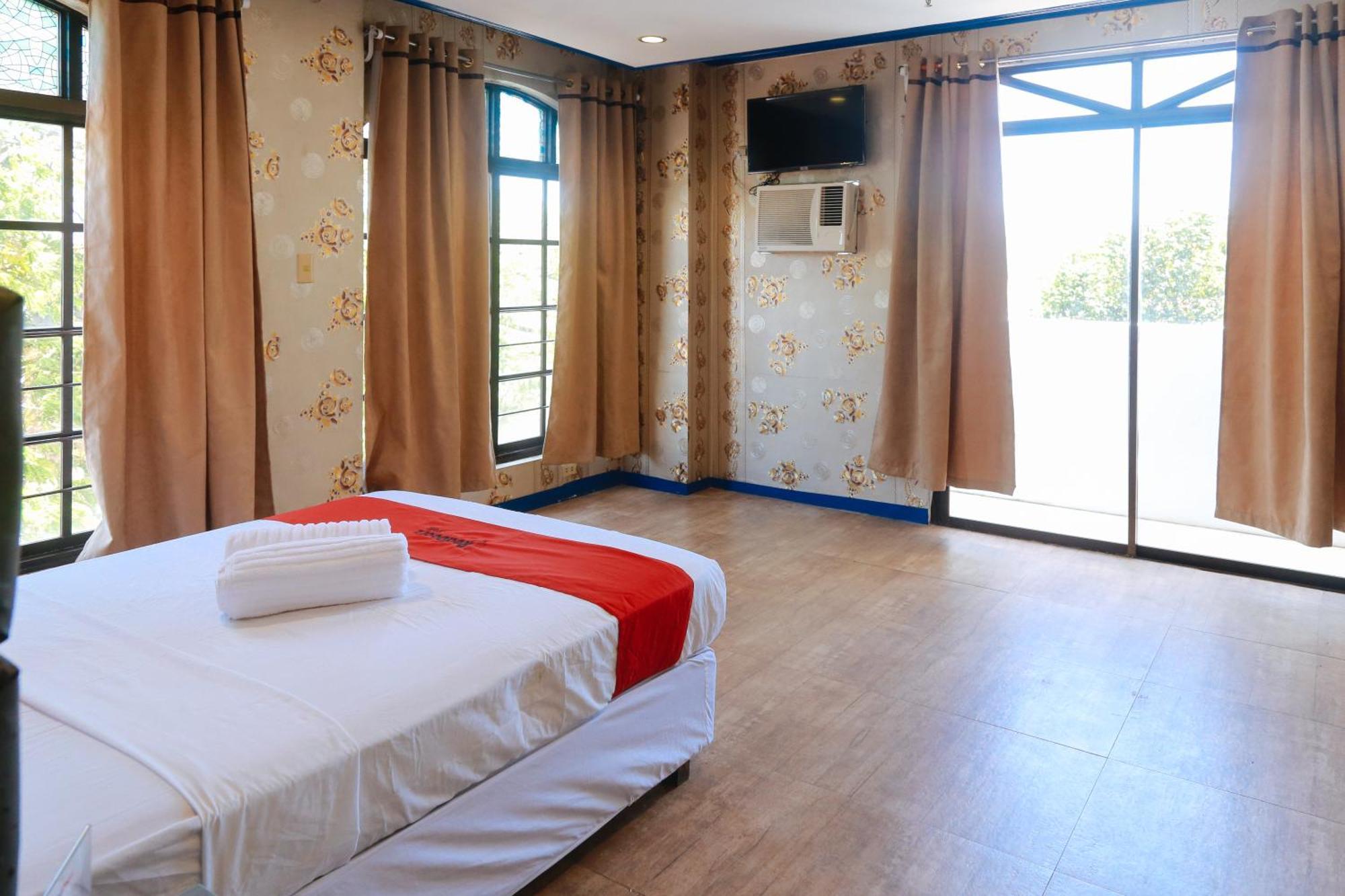 Reddoorz Plus @ Castle Chateau Iloilo Esterno foto