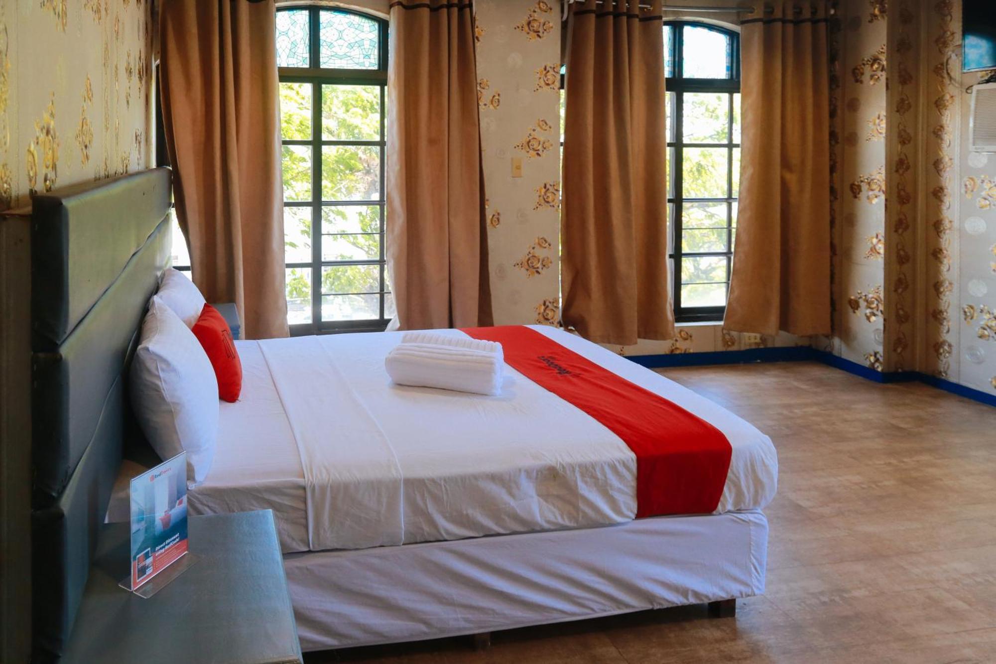 Reddoorz Plus @ Castle Chateau Iloilo Esterno foto