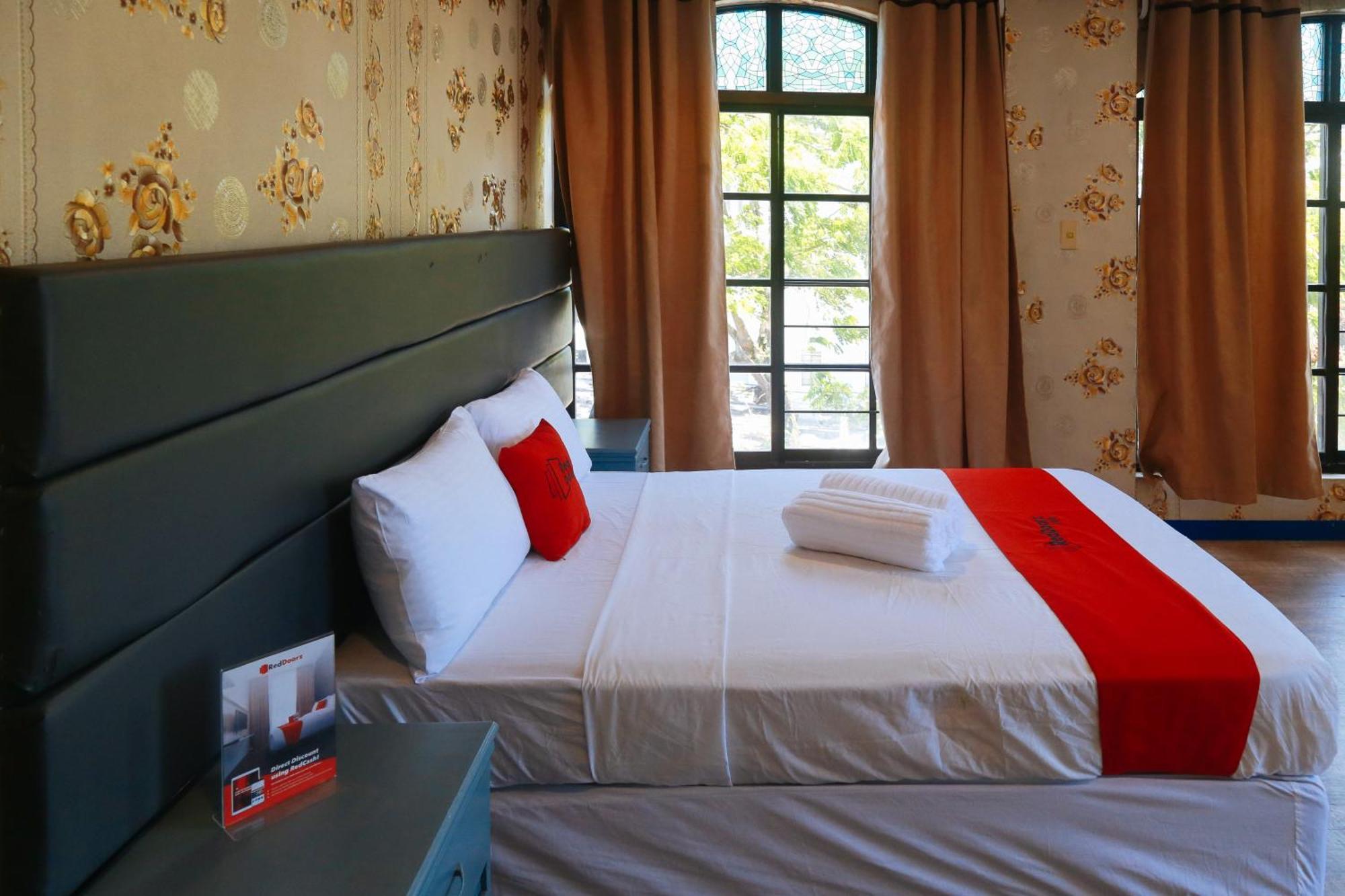 Reddoorz Plus @ Castle Chateau Iloilo Esterno foto